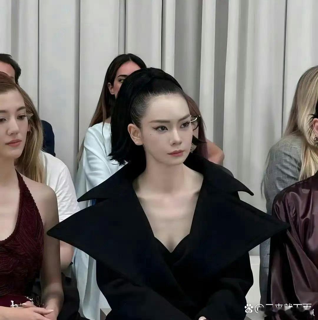 戚薇为了变美也太拼了吧！这物理拉皮光是看着就觉得疼，女明星为了上镜好看，真的付出