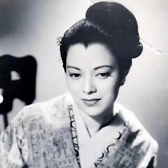 1945年，李香兰与川岛芳子共同被判为汉奸罪执行枪决，临刑前她解开衣带，从贴身内