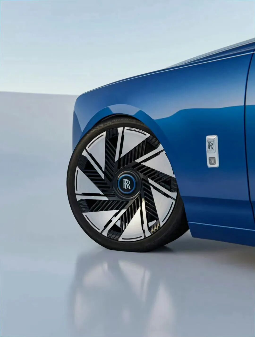 全新劳斯莱斯幻影发布，前脸设计部分变化较大，两侧的灯条让整个车的视觉宽度和气场更