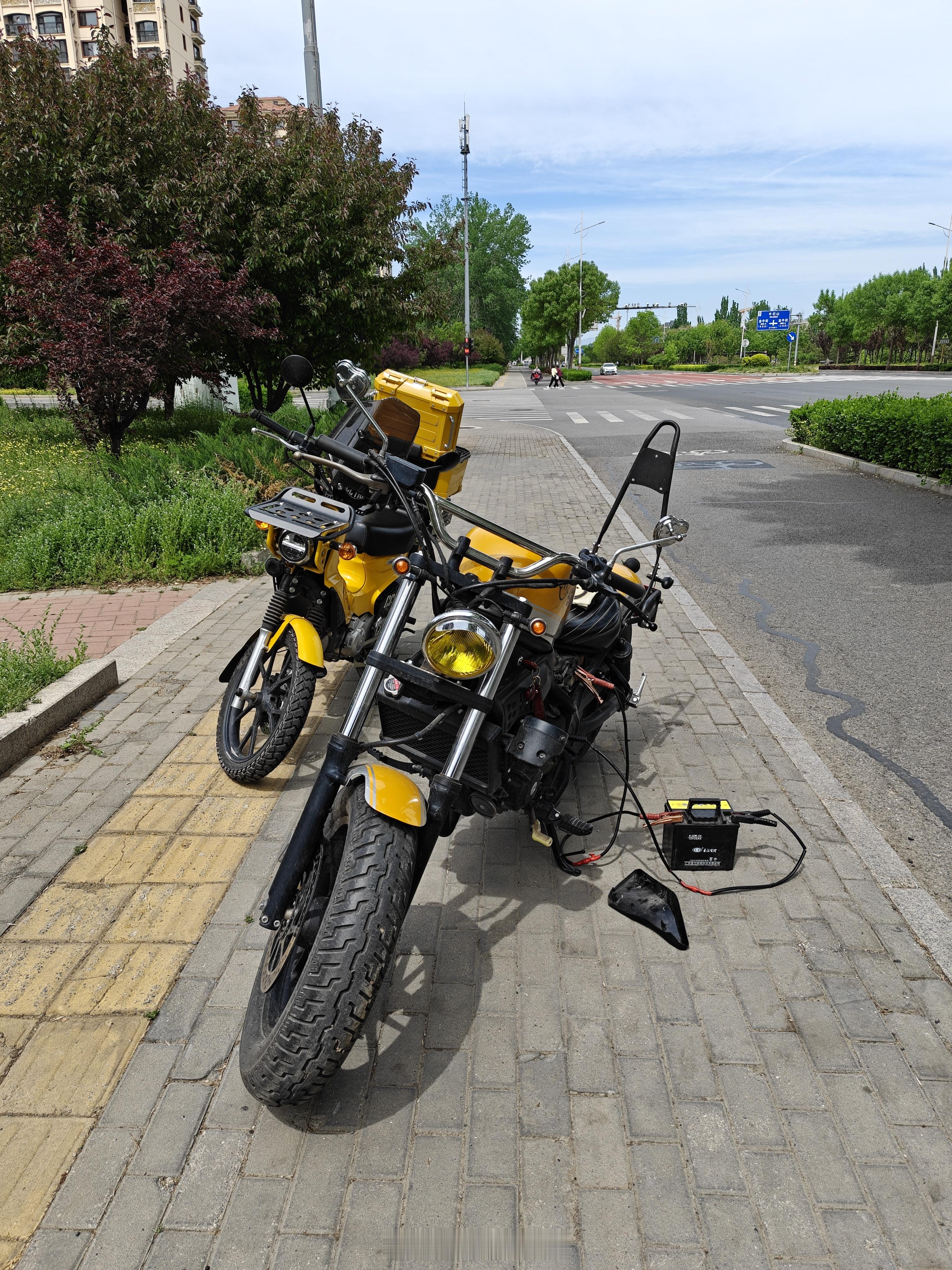 春天摩托车首骑，第一件事儿，自己救自己，关键还失败了。现在在路边等救援[点赞]幼安