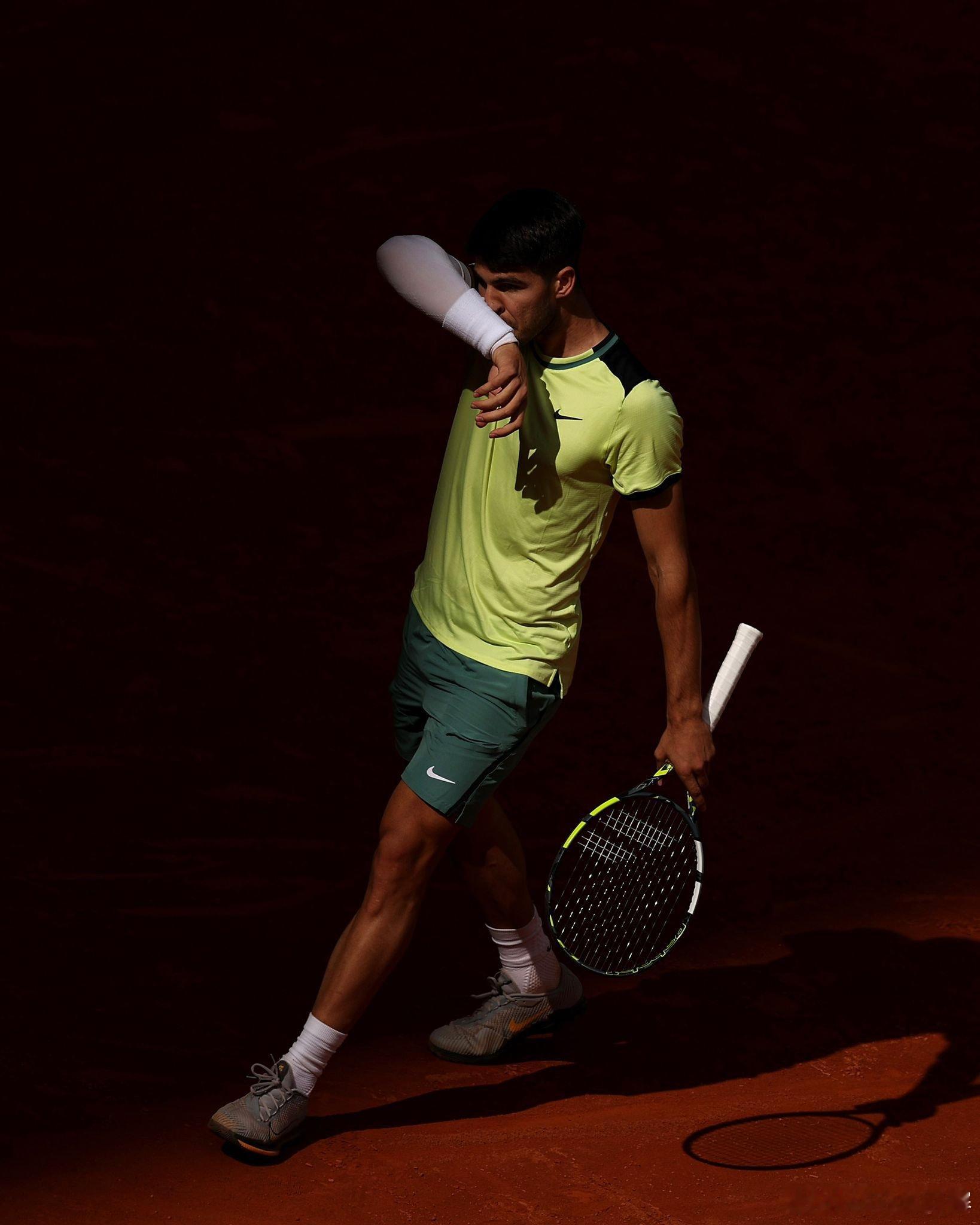 BreakingNews！阿尔卡拉斯在个人社交媒体宣布：因伤退出下周开始的马德