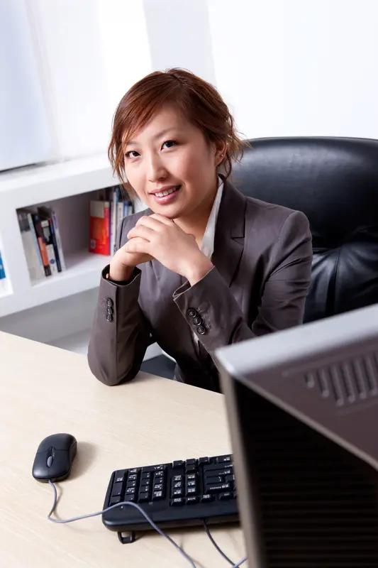 升职，是资本布下的猎杀陷阱公司意图裁撤一位怀孕五个月的女高管，八十万的违约