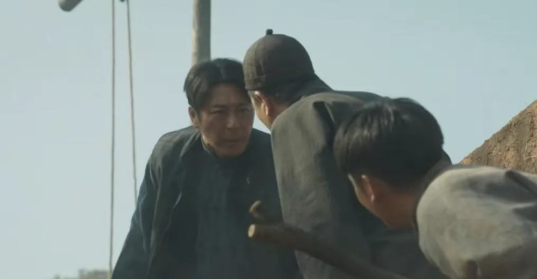 在《生万物》里，若论谁最心疼绣绣，并非封大脚，而是大哥宁可金。何以见得？两个细节