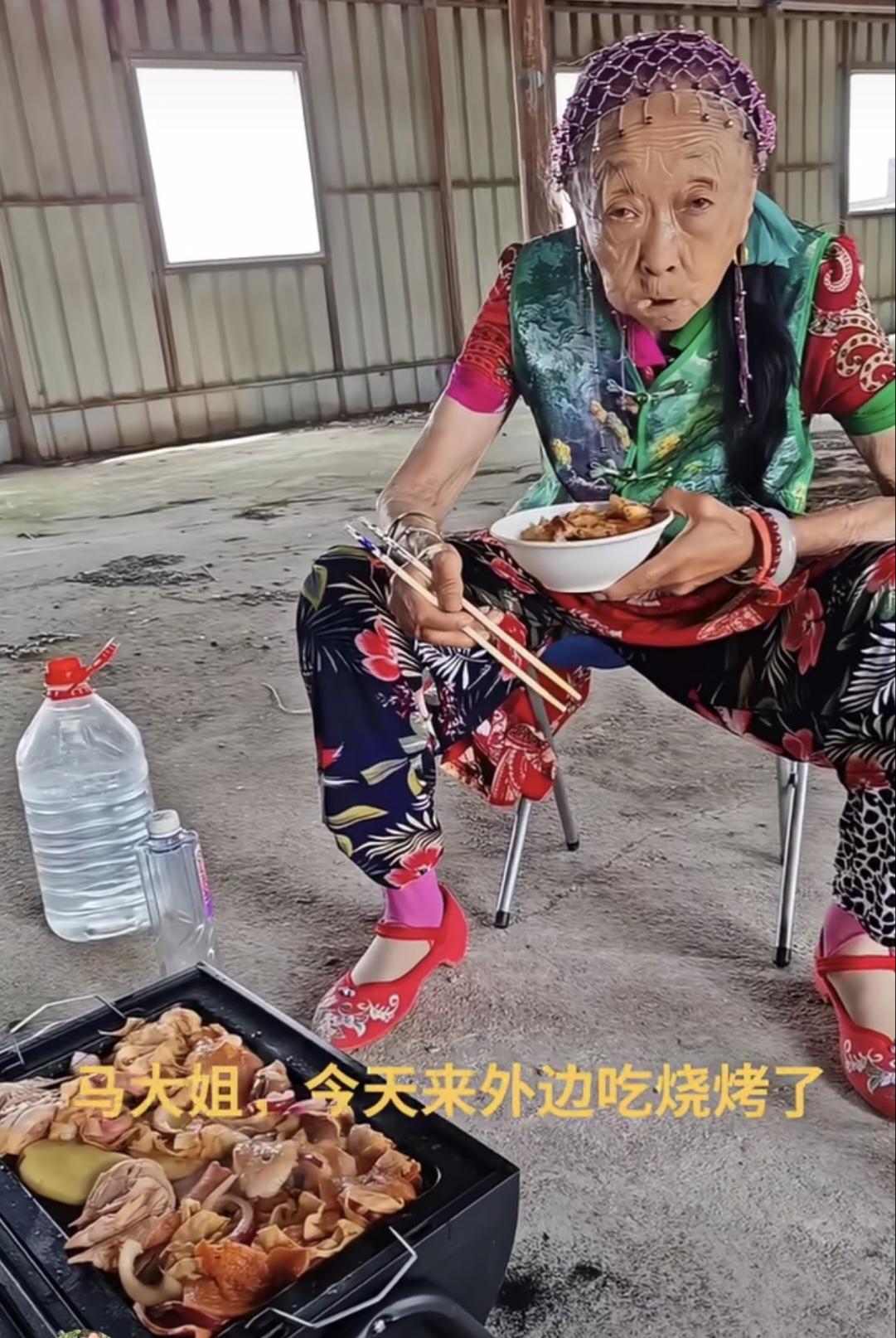七彩？感觉少了！赤橙黄绿青蓝紫，粉色，白色等。马玉琴这是把各种颜色都穿上了啊。居