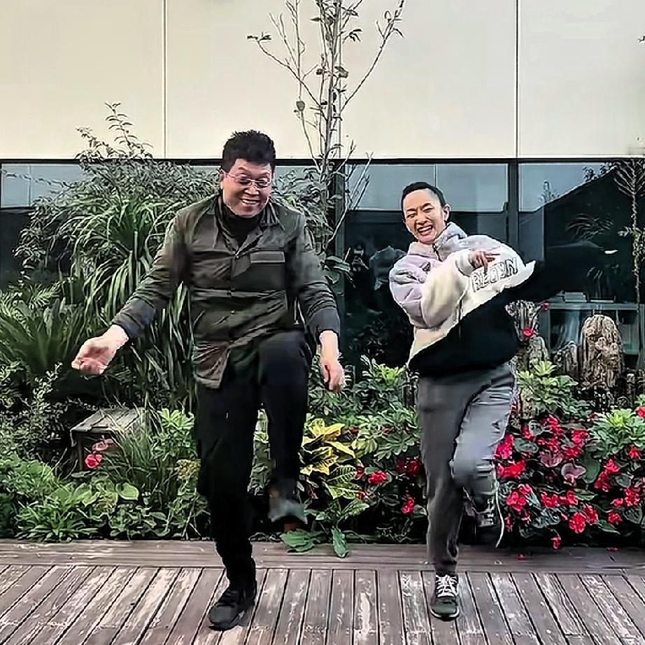 王为念和王芳整天在一起跳舞，就是不知道他们现在还主持节目吗？已经好久没看到他们主