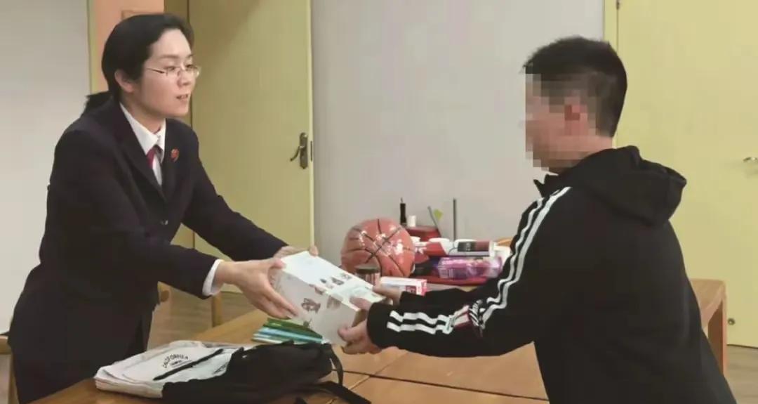 “在金钱面前，亲情弱爆了！”5月28日，贵州贵阳，一男孩3岁丧母，10岁丧父，男