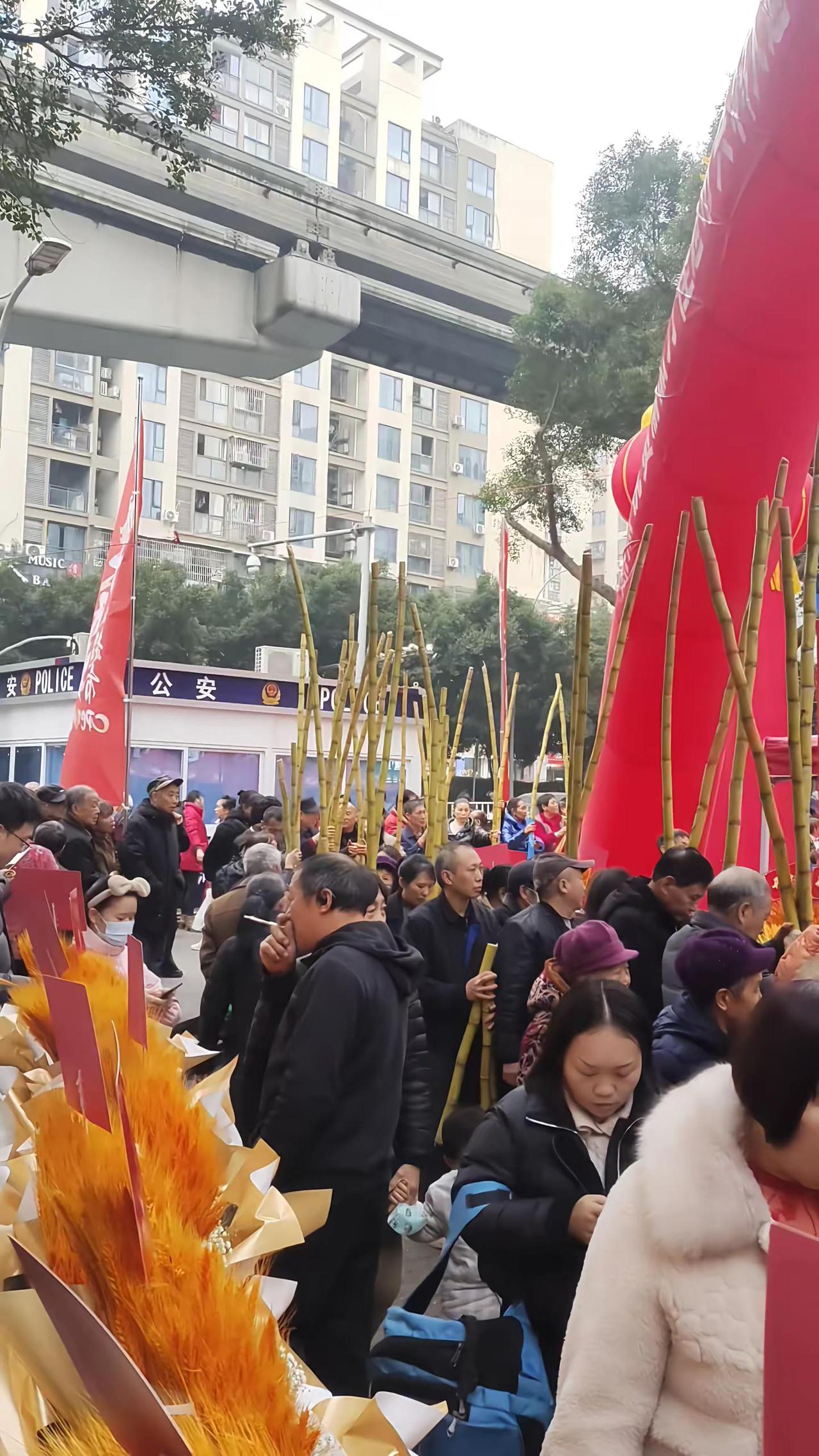 买甘蔗排队，整出了丐帮开大会的气势。