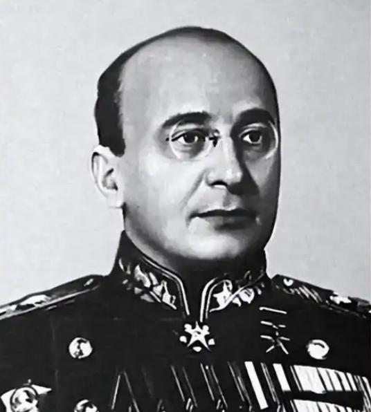 1953年3月5日，斯大林去世，贝利亚确认斯大林彻底断气后，立刻站起来，脸色一变