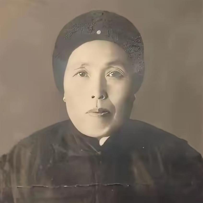 1891年，16岁的张作霖落难乞讨，孙寡妇看中了他，解开衣扣，掏出一块腰牌给他：