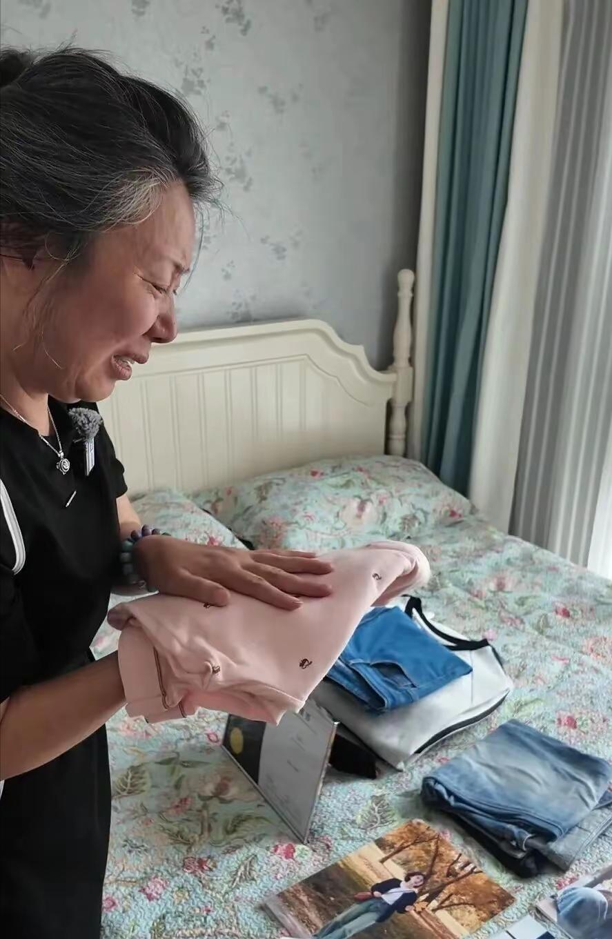 四川成都，27岁女子发现自家门口被35岁女邻居吐了口水，气得出门与其对峙，谁知女