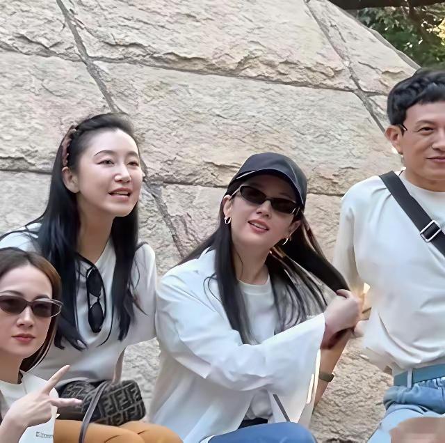 刘亦菲素颜回北电，同学聚会变公开处刑，中年人的体面被她撕碎。