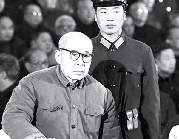 陈伯达入狱的时候，不愿进去，大喊一句我在阜平做过一件好事。纵观毛主席的30多位秘