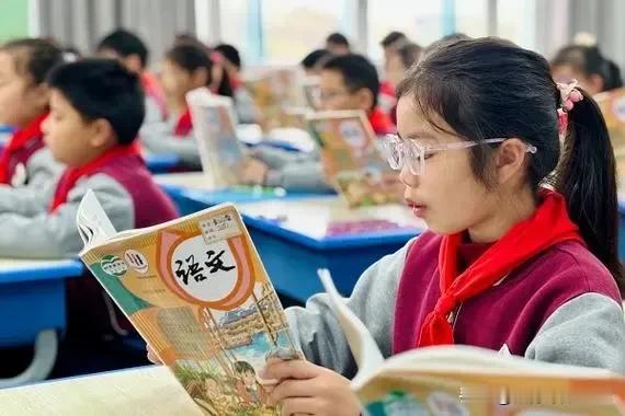 当下教育中存在语文被边缘化的现象，一些人认为语文实用性弱，不如数理化能直接转化为