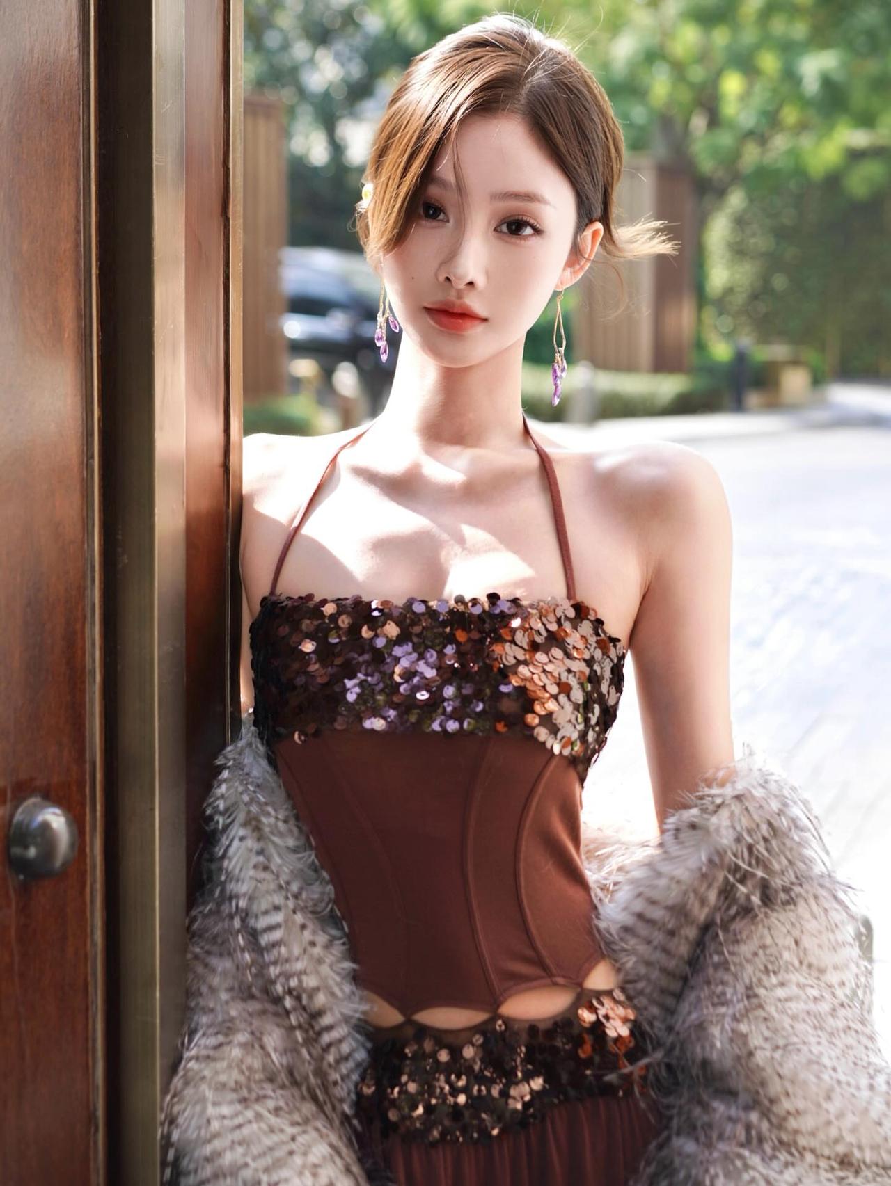 优雅复古风，棕色亮片连衣裙，搭配毛绒外套，尽显时尚魅力！