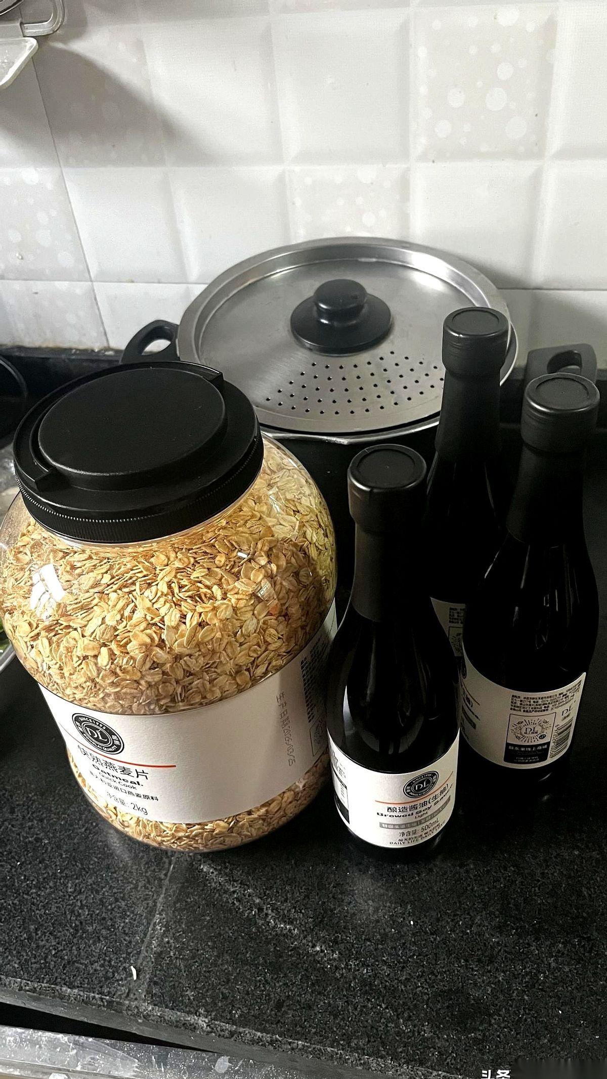 “胖东来”三个字，多少人抢破头？结果平顶山一家超市，把这招彻底玩废了！那架势，