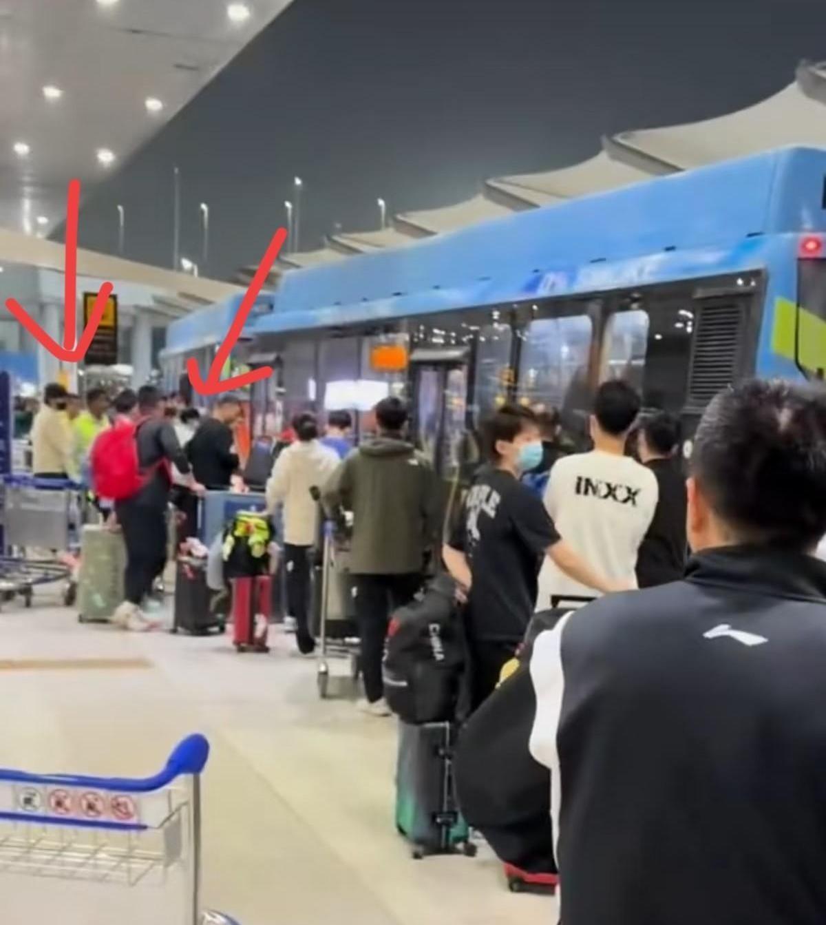 王楚钦和孙颖莎，真的一起下了车。不是热搜造的，是镜头拍的。队里统一安排的车，