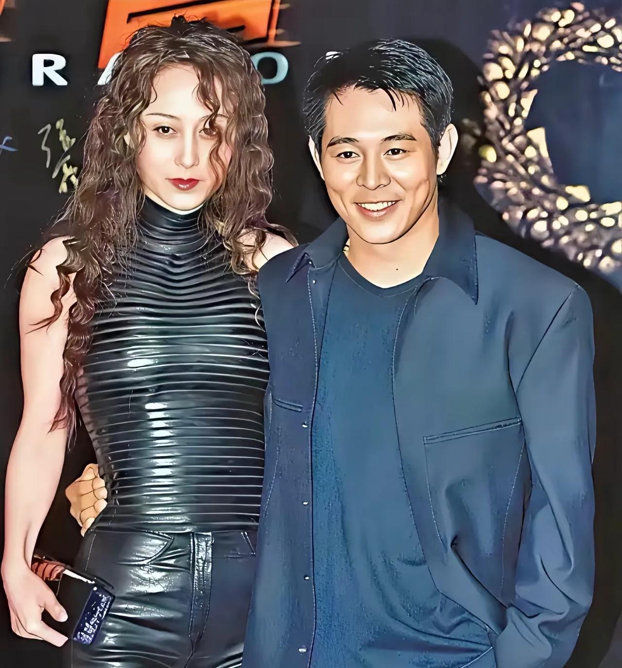 那时候的利智极为性感，皮裤在当时颇为流行，可别质疑李连杰的品味，多数正常男人都会