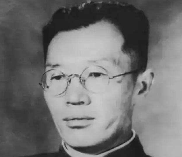 1942年，万毅被捕，蒋介石密令处决他。万毅顿找了根绳子，翻墙出逃，谁知，刚出玉