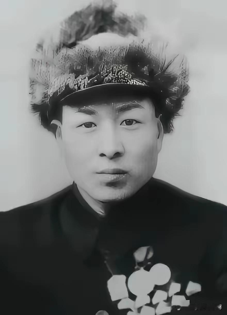 1941年,八路军战士郑希和执行任务归来歇脚，竟撞见8名日军追逐农妇，他默默打开