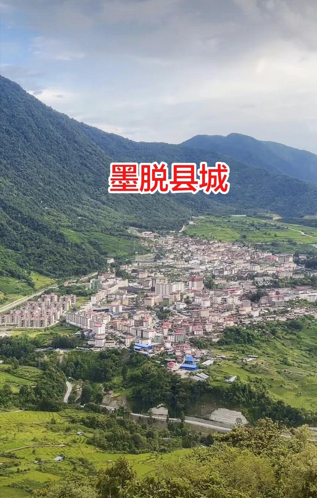 这是我国的墨脱县，位于西藏林芝市，处于西南边陲，也是藏南地区。随