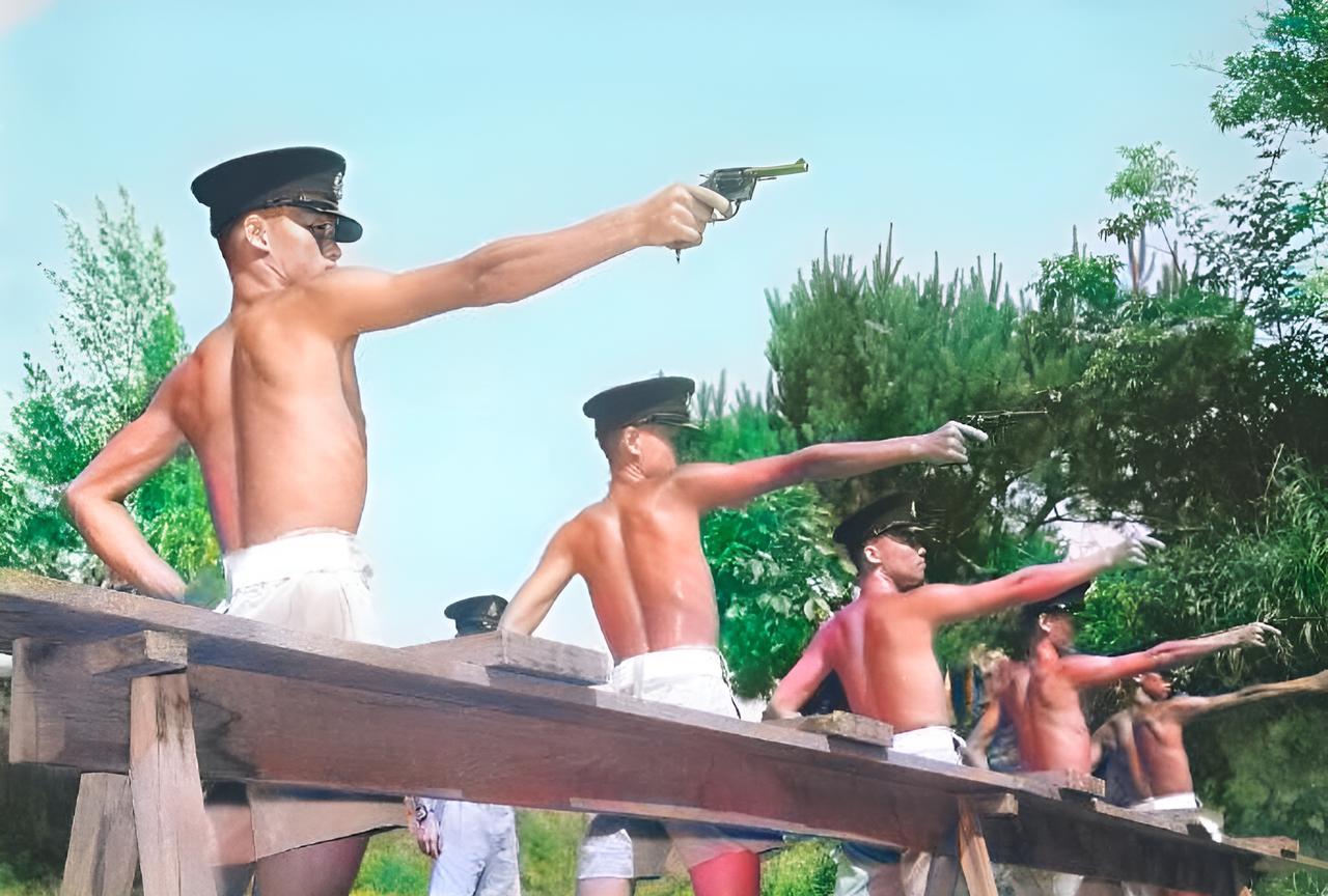 这是1966年香港皇家警察们在训练场上训练射击。他们一个个带着警帽，赤裸着上身，