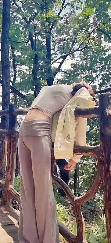 谁的女朋友丢这儿了？​​​