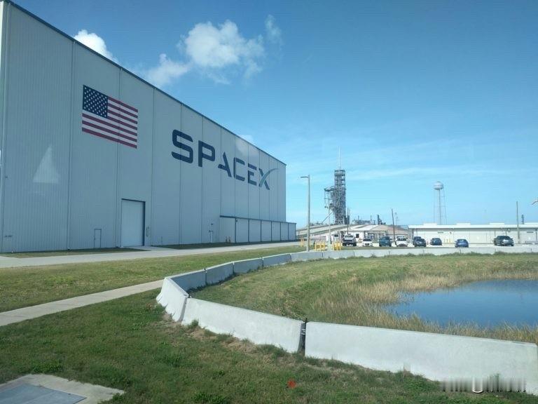 马斯克又接大单！SpaceX获20亿美元打造金穹系统，美国要把天空武装起来
