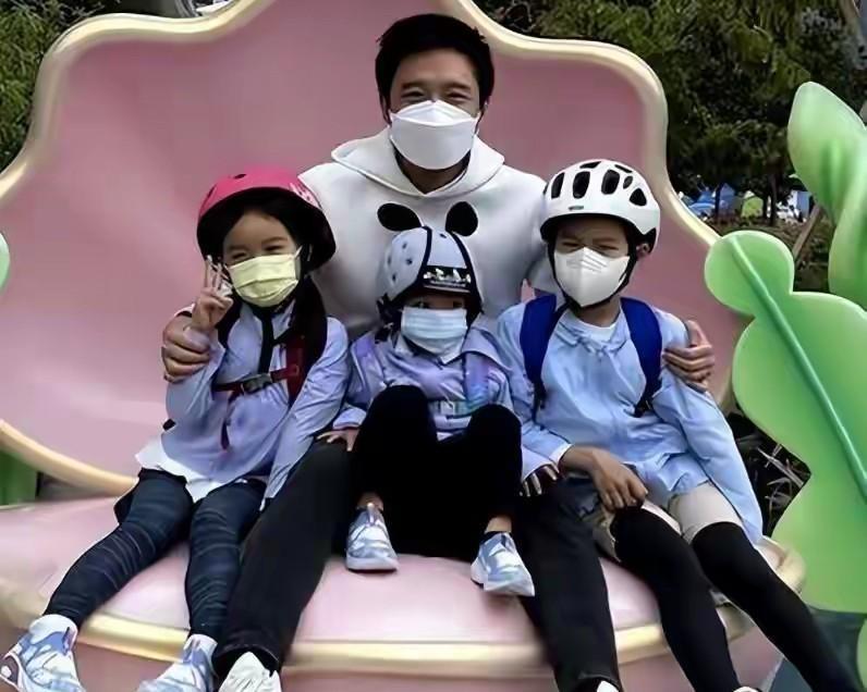 碰到霍启刚一家五口逛街，郭晶晶牵着小女儿，大女儿边走边看书 ​