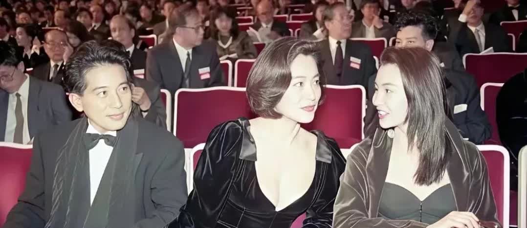 一张老照片，1990年，林青霞和张曼玉同框！林青霞秦汉好有夫妻相