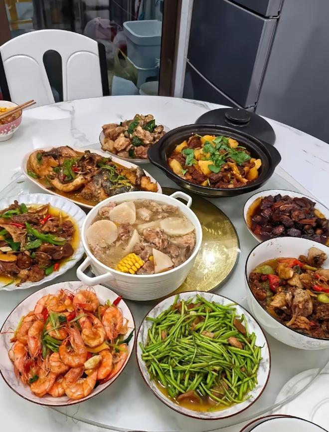 我弟女朋友来家里吃饭，我妈从早上六点忙到十二点。头三天她就列了单子。八个菜，鸡