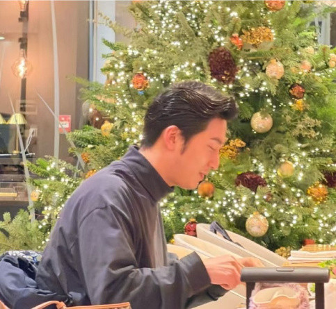 窦骁和何超莲在英国伦敦的高级餐厅吃饭，夫妻俩看起来挺好的，有说有笑！还有造型师在