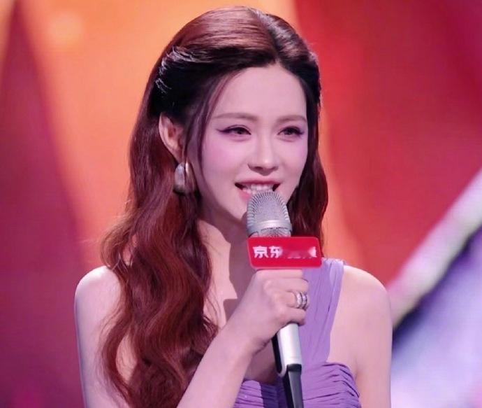 沈梦辰美成维纳斯了温柔仙气的造型适配度满分，沈梦辰完美拿捏优雅氛围感，不愧是美