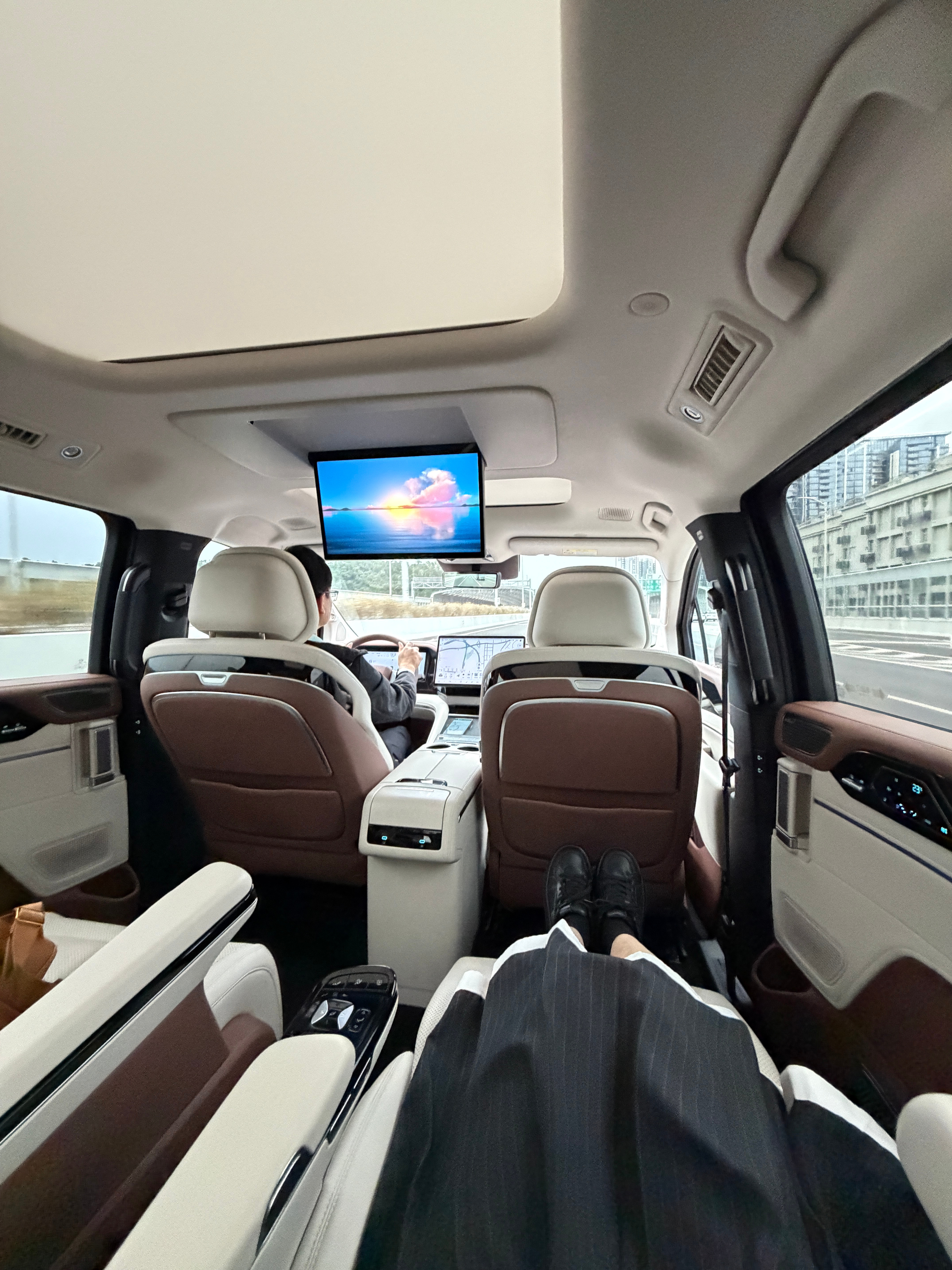 去比亚迪总部，接机竟然是今晚要发布的26款夏～给大家看看内饰细节，双零重力座椅，