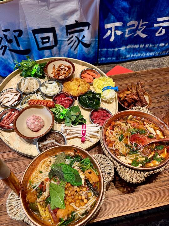 在万达 排队也要吃的生烫牛肉米线🍜