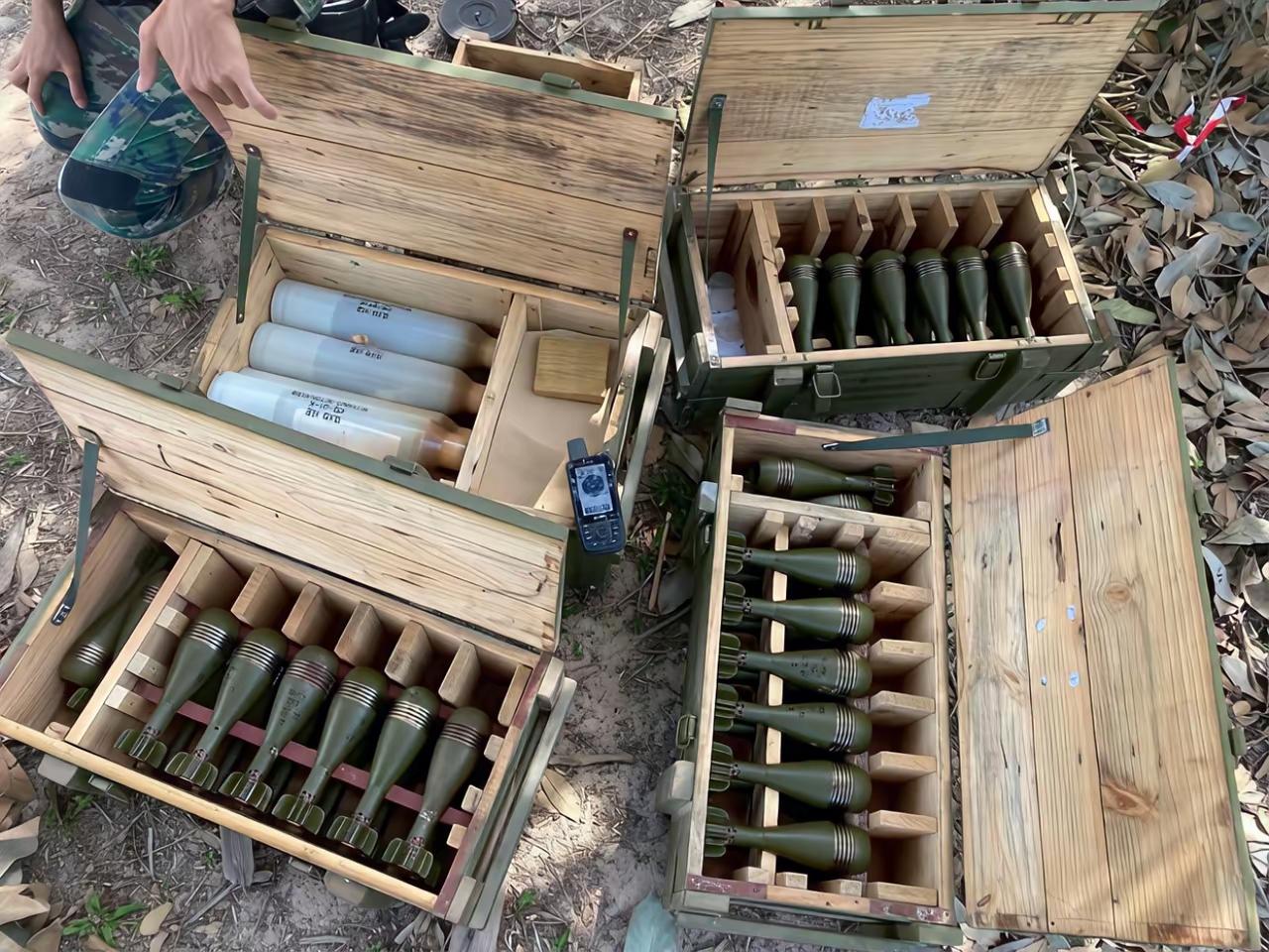 ​泰国士兵看到这些榴弹炮真是太惊喜了，这些柬埔寨士兵为了保命，只能从战壕里面彻底