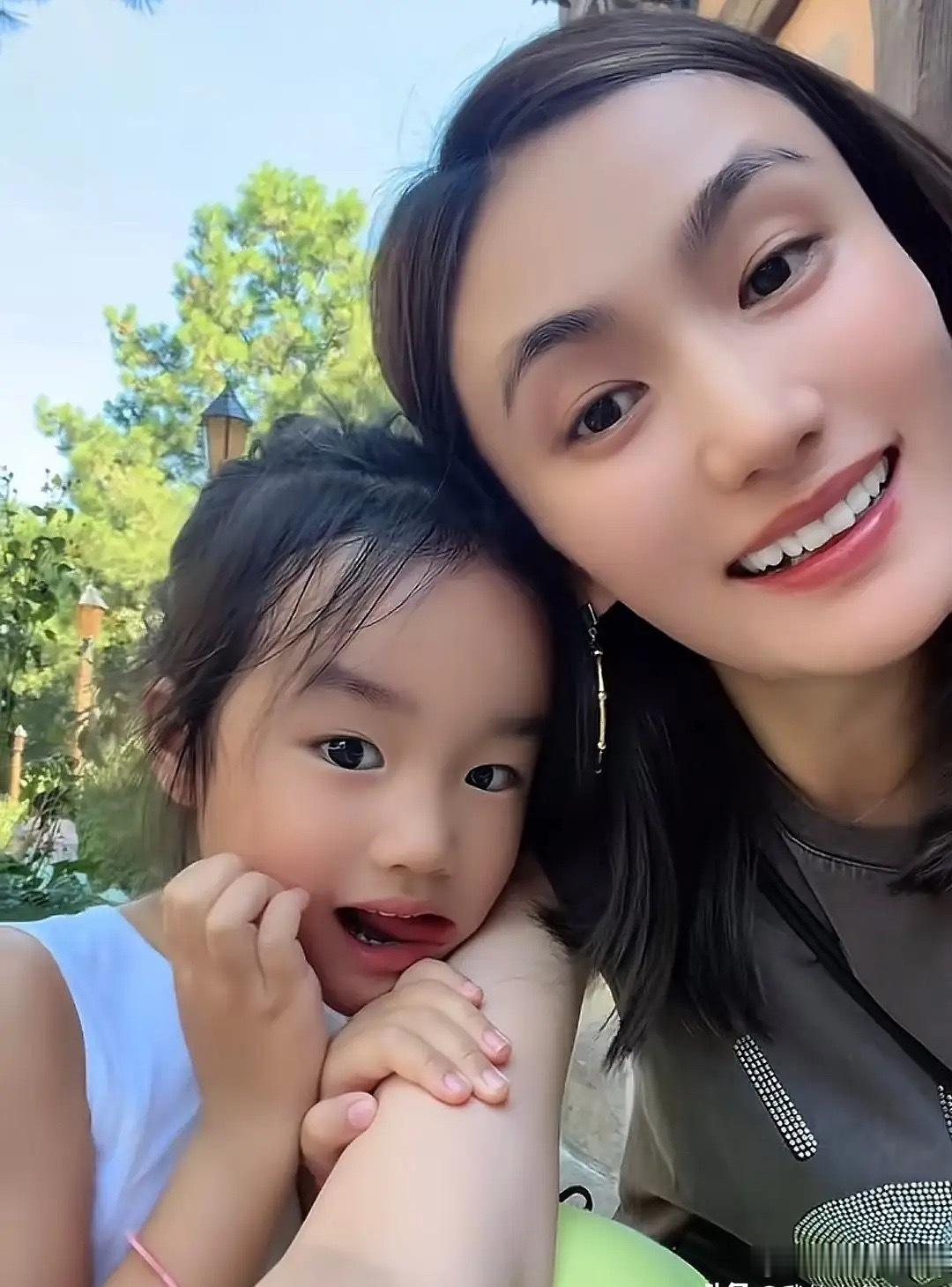 海哈金喜带着4岁女儿游迪士尼，母女俩一起吃雪糕，李夏越长越像李亚鹏，小姑娘坐在小