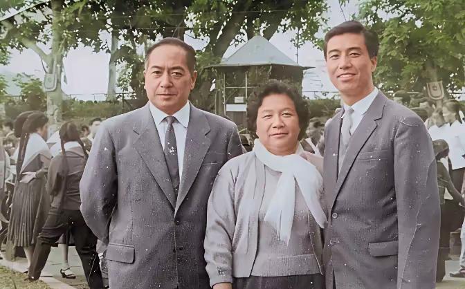 六十年代初，著名男高音歌唱家李双江，与朋友夫妻两人在一起，亲切交谈，笑容满面，喜