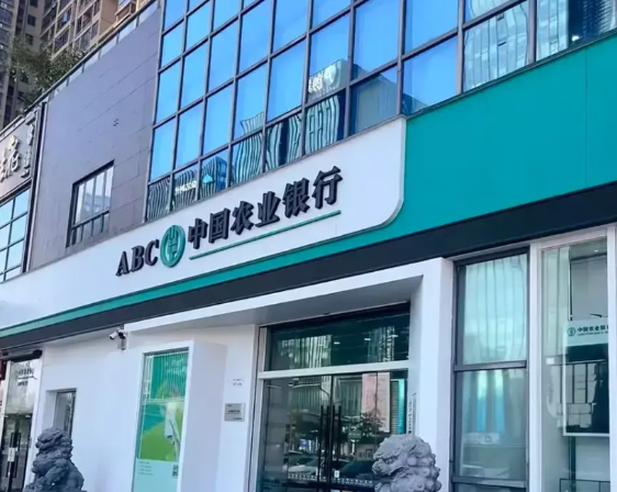 现在最心慌的就是涉事银行的银行行长，老人已经抵达银行了，一个多小时钱还没取出来
