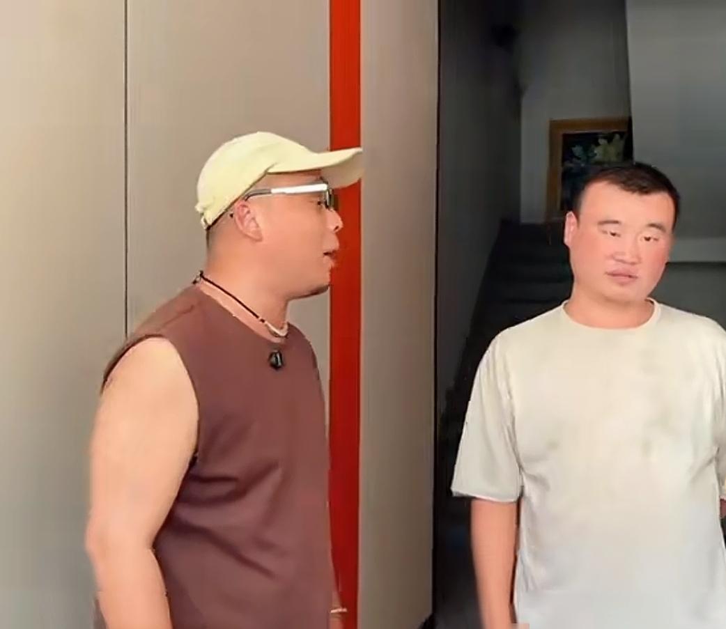 旧小区加装电梯，1楼的住户需要交加装费吗？交：这是小区的集体事情，不是某一家的