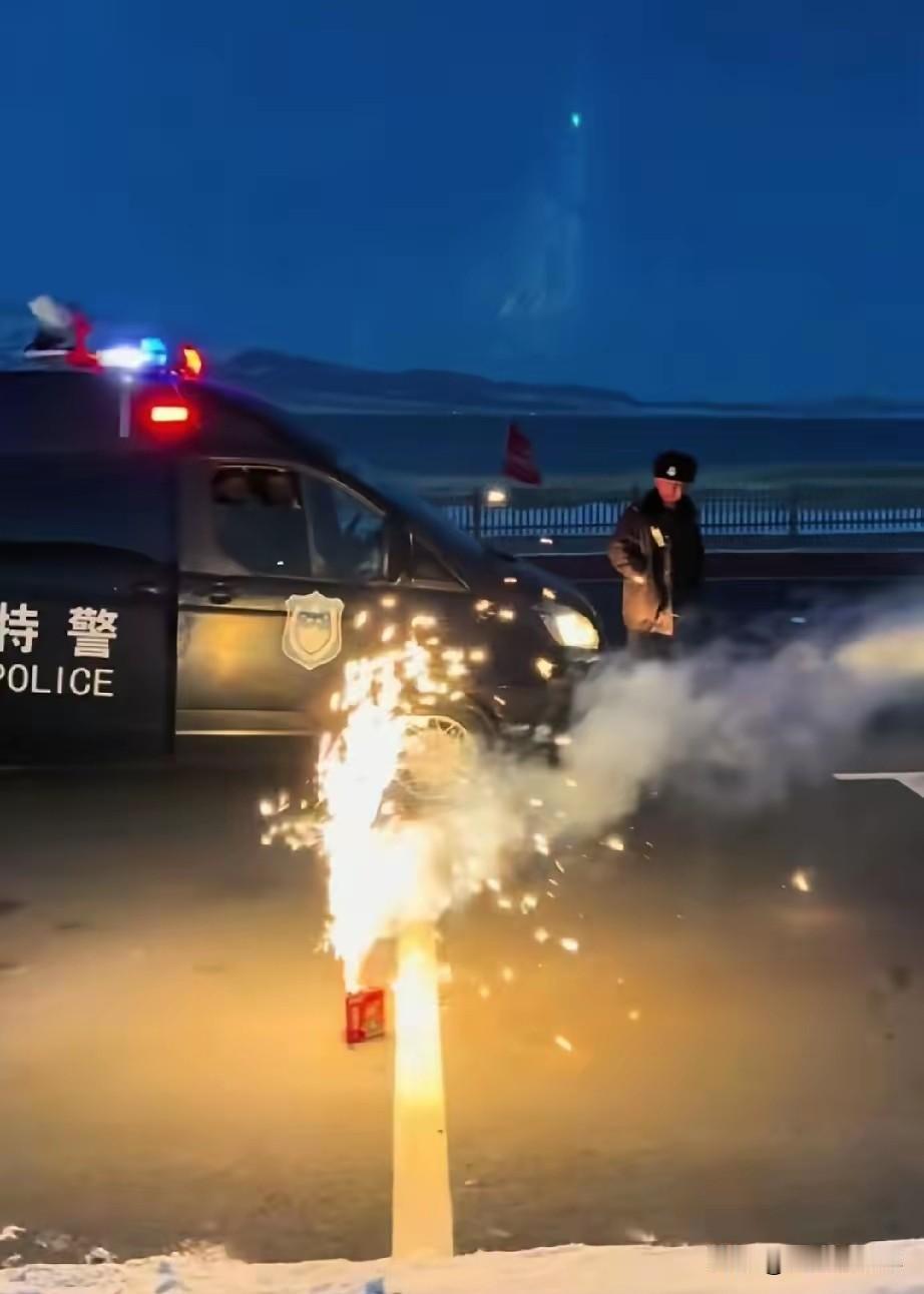 “人怎么能这么聪明！”广西，女子和朋友在马路边放烟花，不料，帽子叔叔开车过来，下