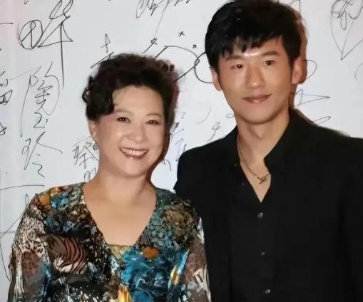 我提供的内容原封不动地放在文章的第一段，第二段开始你的续写。 百花奖刚结束，