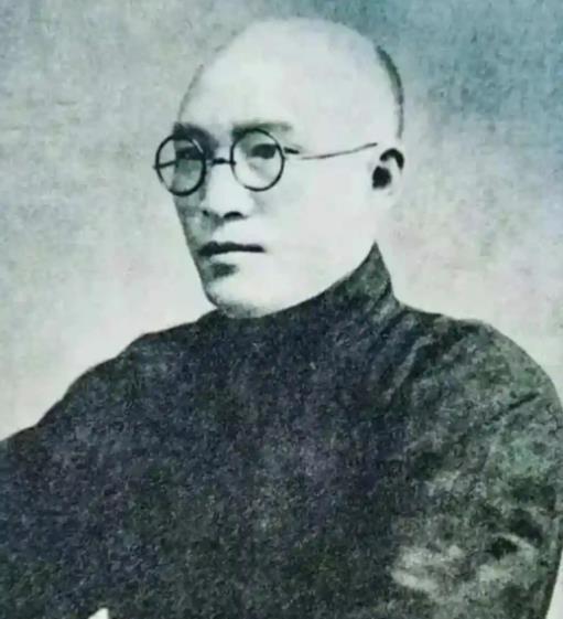 1956年5月底，毛主席在武汉东湖宾馆视察时，突然对秘书梅白说：“有一个人，白天