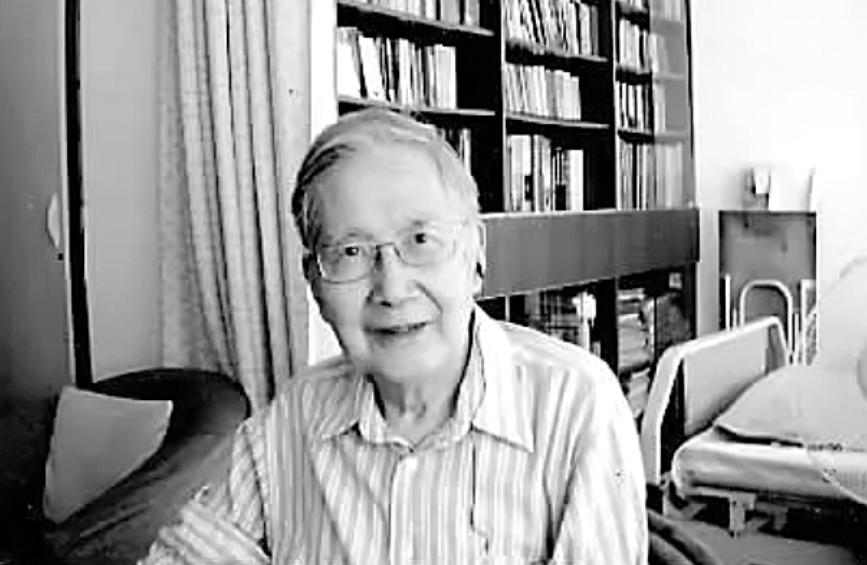 1940年，打入日伪内部的刘人寿，正用电台给党组织发报，几名日军突然冲了进来，他