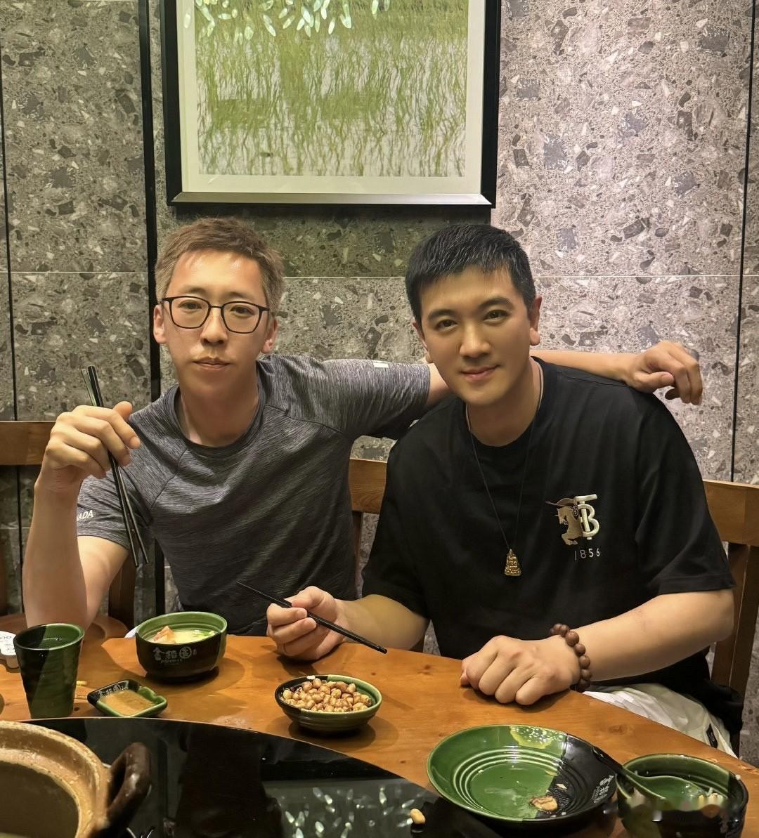 这样看来，杨子和留几手才是真爱啊。五一小长假，杨子和留几手两人相聚。按照留几