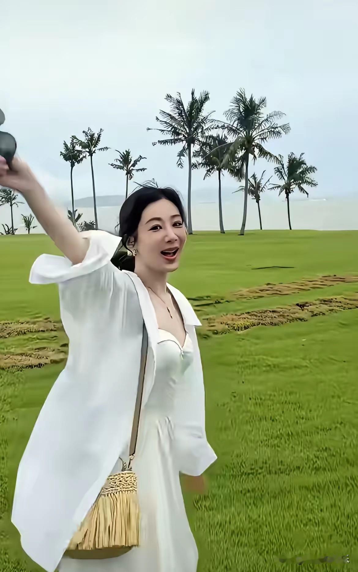 果然放假是女人最好的“补品”，内娱“劳模”杨紫终于把自己的假期提上日程了，从1