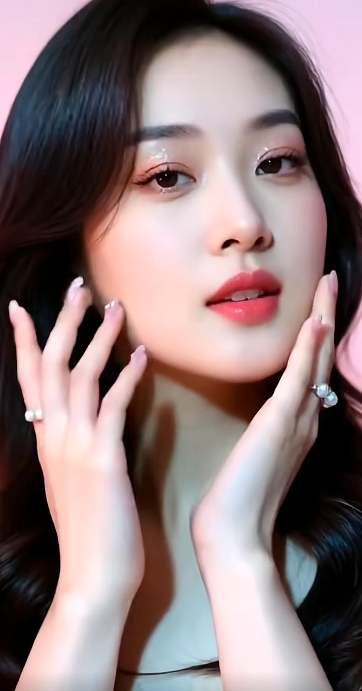 少女心爆棚的粉色背景，温柔可爱的妆容，完美无瑕的肌肤，让人忍不住想捏一捏！💖?