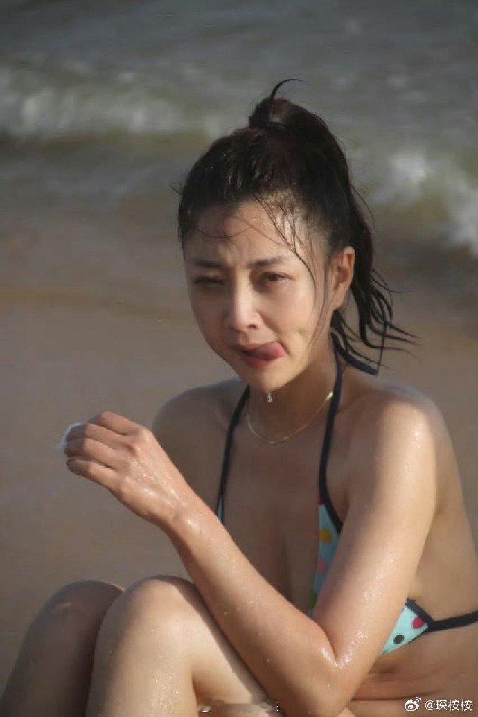 殷桃与小鲜肉亲密互动，笑容满面抱紧不放，网友直呼：原来她也偏爱青春活力！​​​