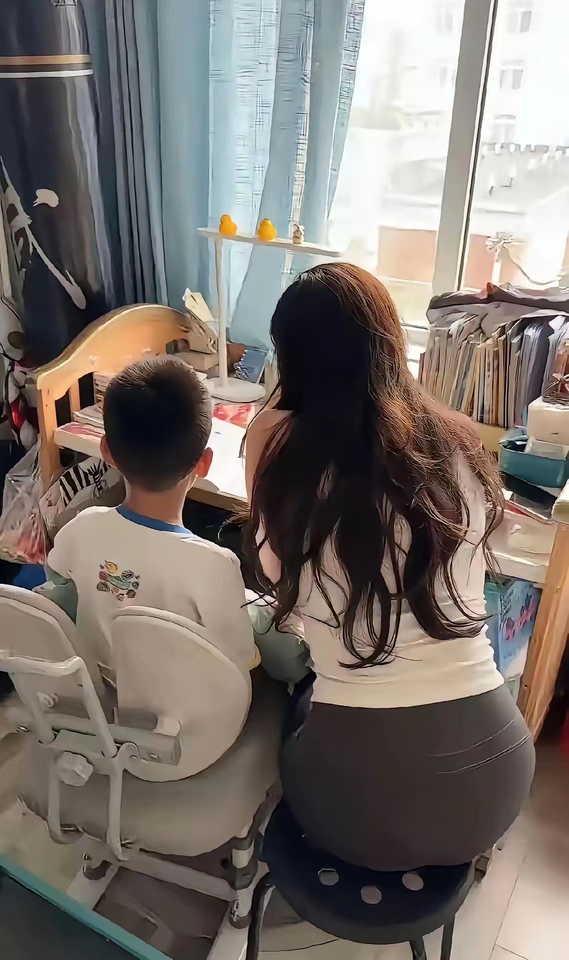 前段时间，我一个表姐家请了一个家庭老师，给她孩子辅导英语，一个小时200元。没