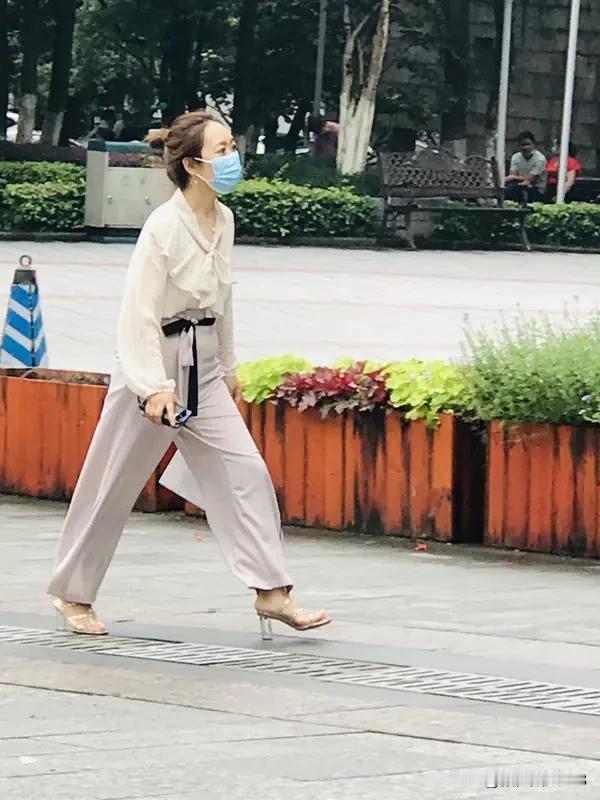 以下是几位广受认可的女主持人，风格各异：知性优雅型：董卿（央视，文化底蕴深厚