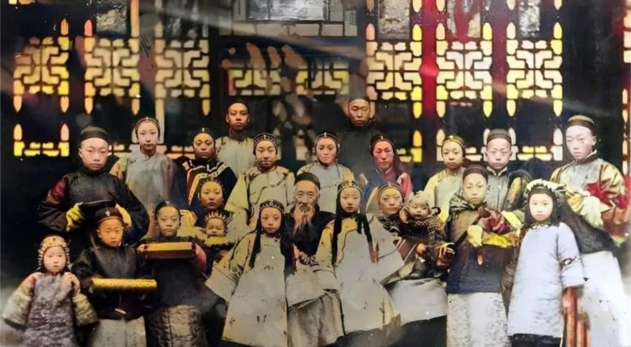 晚清名臣张之洞的家庭合影，定格着一个封建大家族的烟火气——他妻妾数人，育有16名